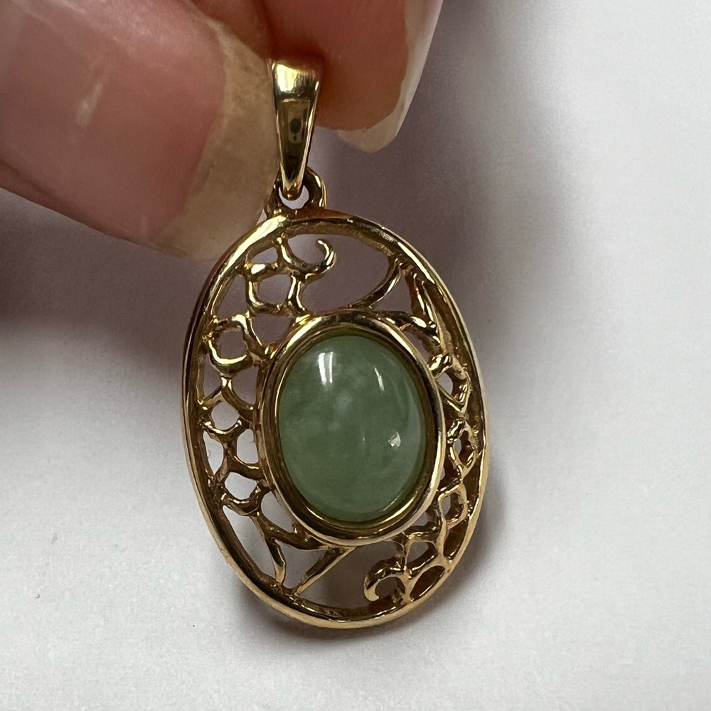 14k yellow gold ladies light green Jade pendant from Hong Kong